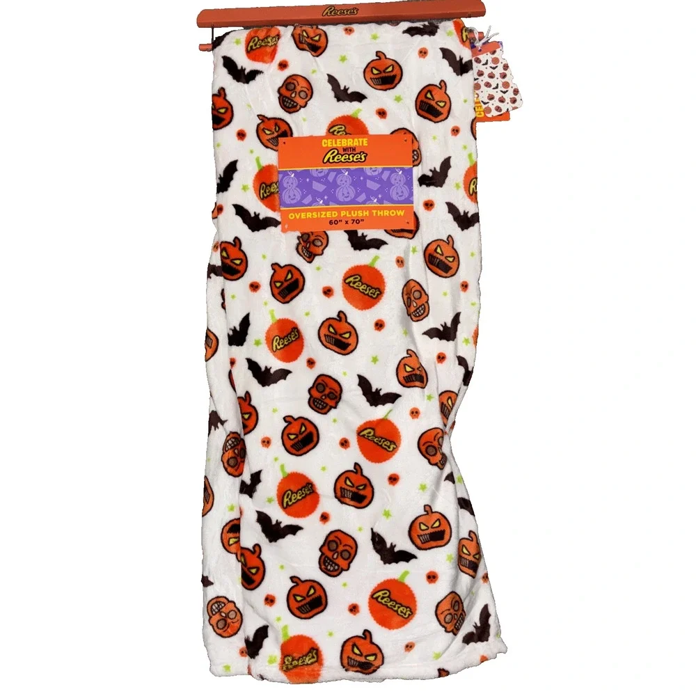 Reese's Peanut Butter Cup Halloween Pumpkin Candy Throw Blanket Bats Skulls NEW